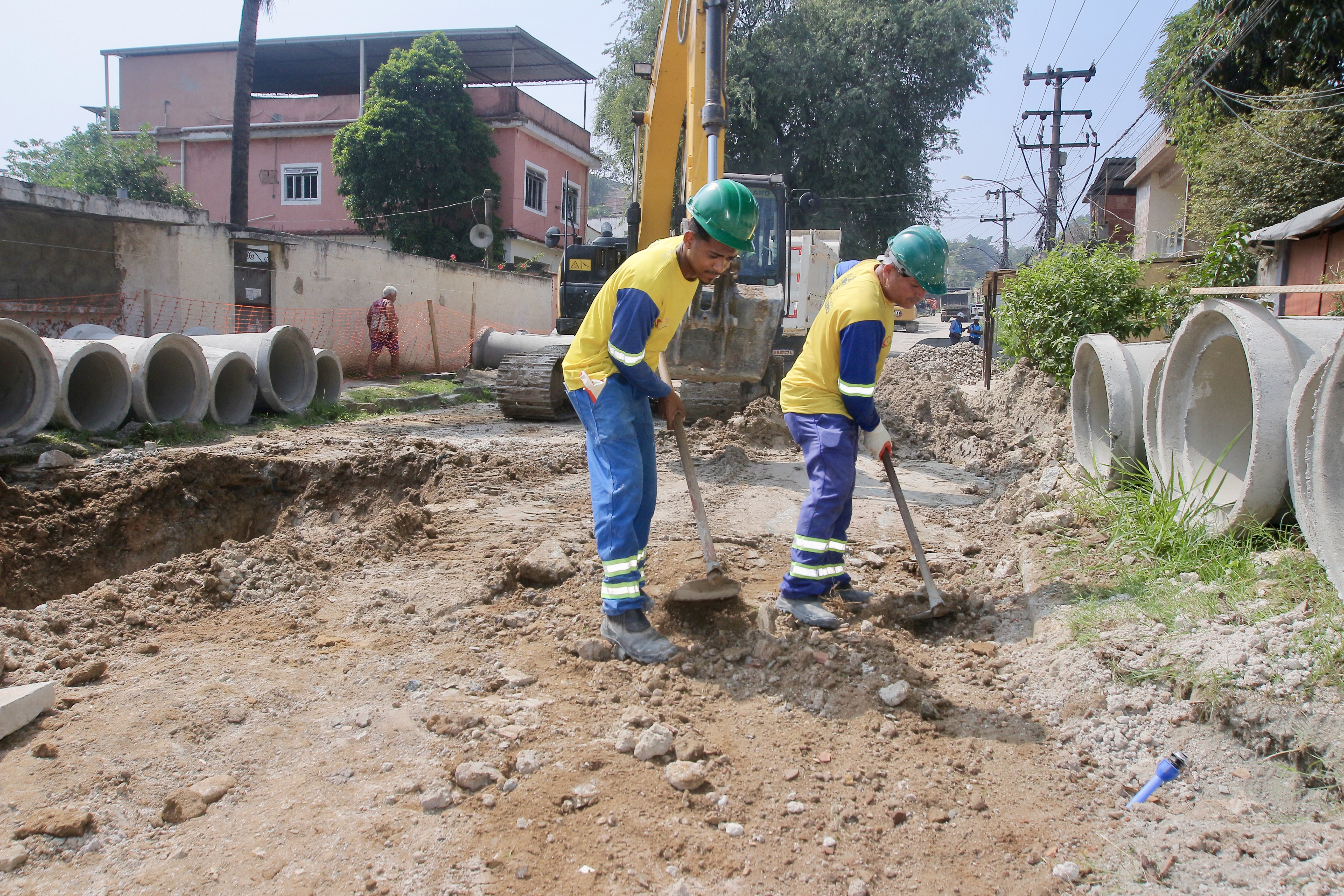 Governo do Estado leva obras de drenagem e pavimentação aos bairros São José e Santa Tereza em Belford Roxo