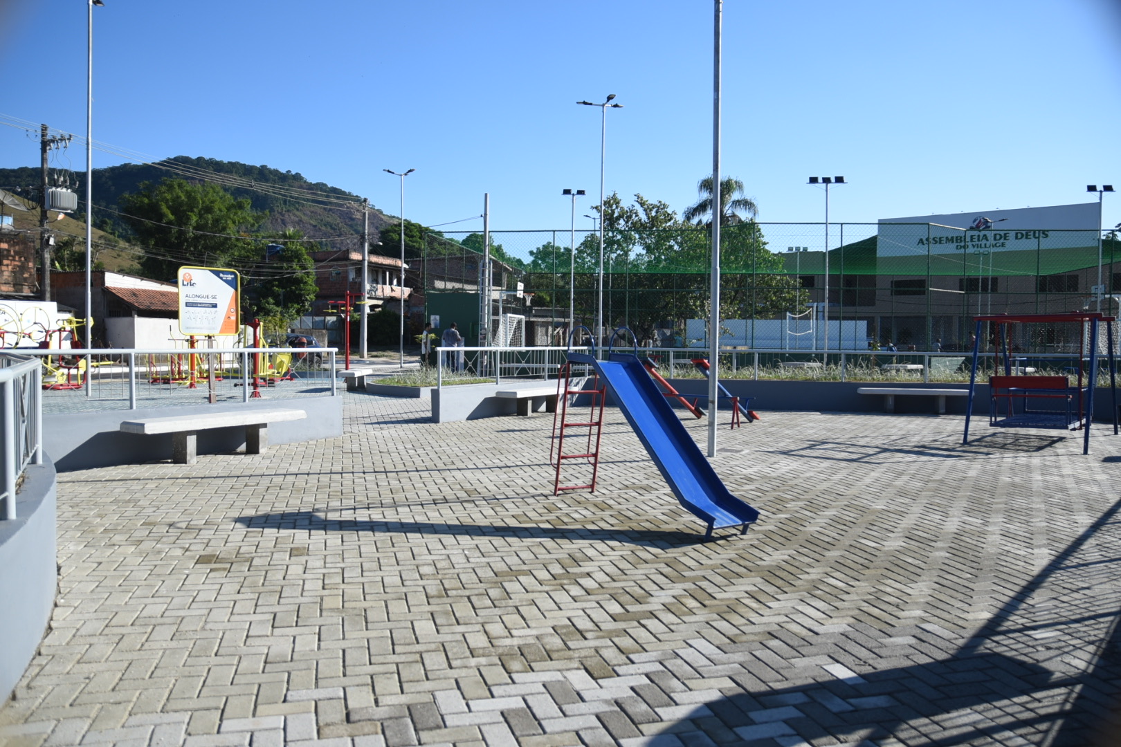 Praça de Japuíba, distrito de Cachoeiras de Macacu, conta com quadra poliesportiva, espaço de convivência  e academia da terceira idade