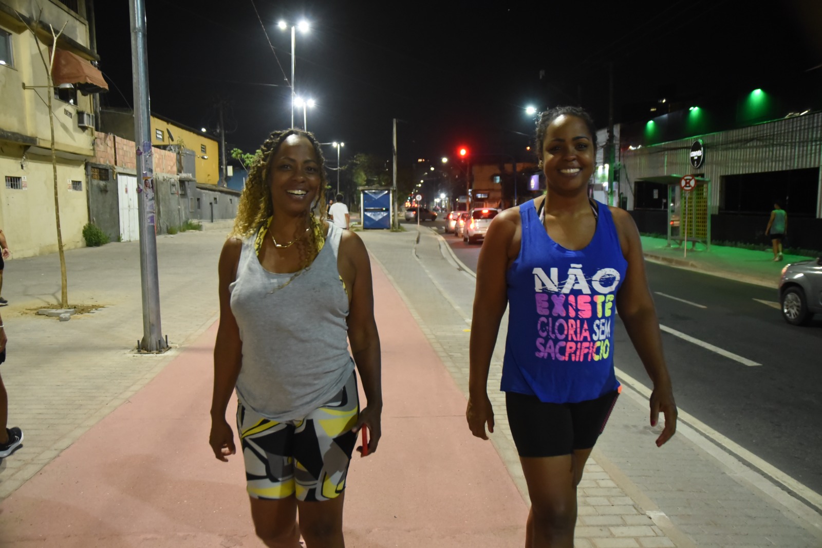Pedestres aprovaram a iluminação do MUVI e têm aproveitado a melhoria para realizar atividades físicas à noite