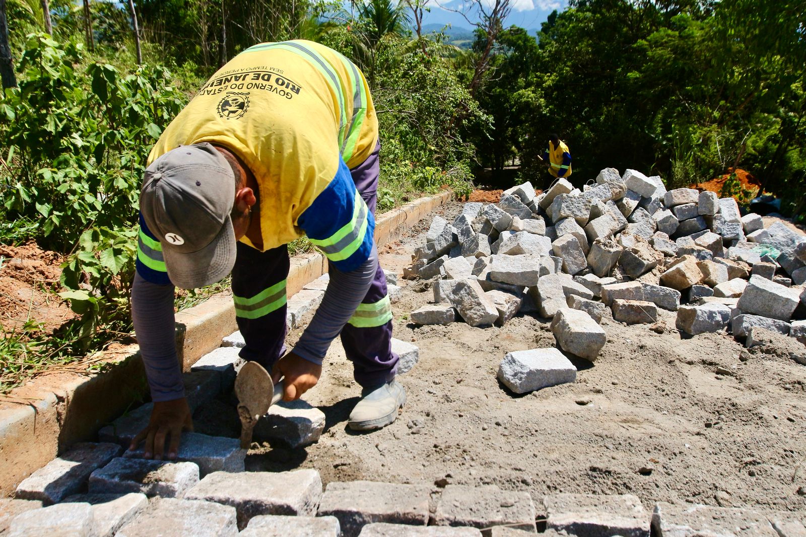 Projeto de melhorias de infraestrutura viária no bairro Guararapes, em Cachoeiras de Macacu, segue avançando e gerando mais qualidade de vida à população
