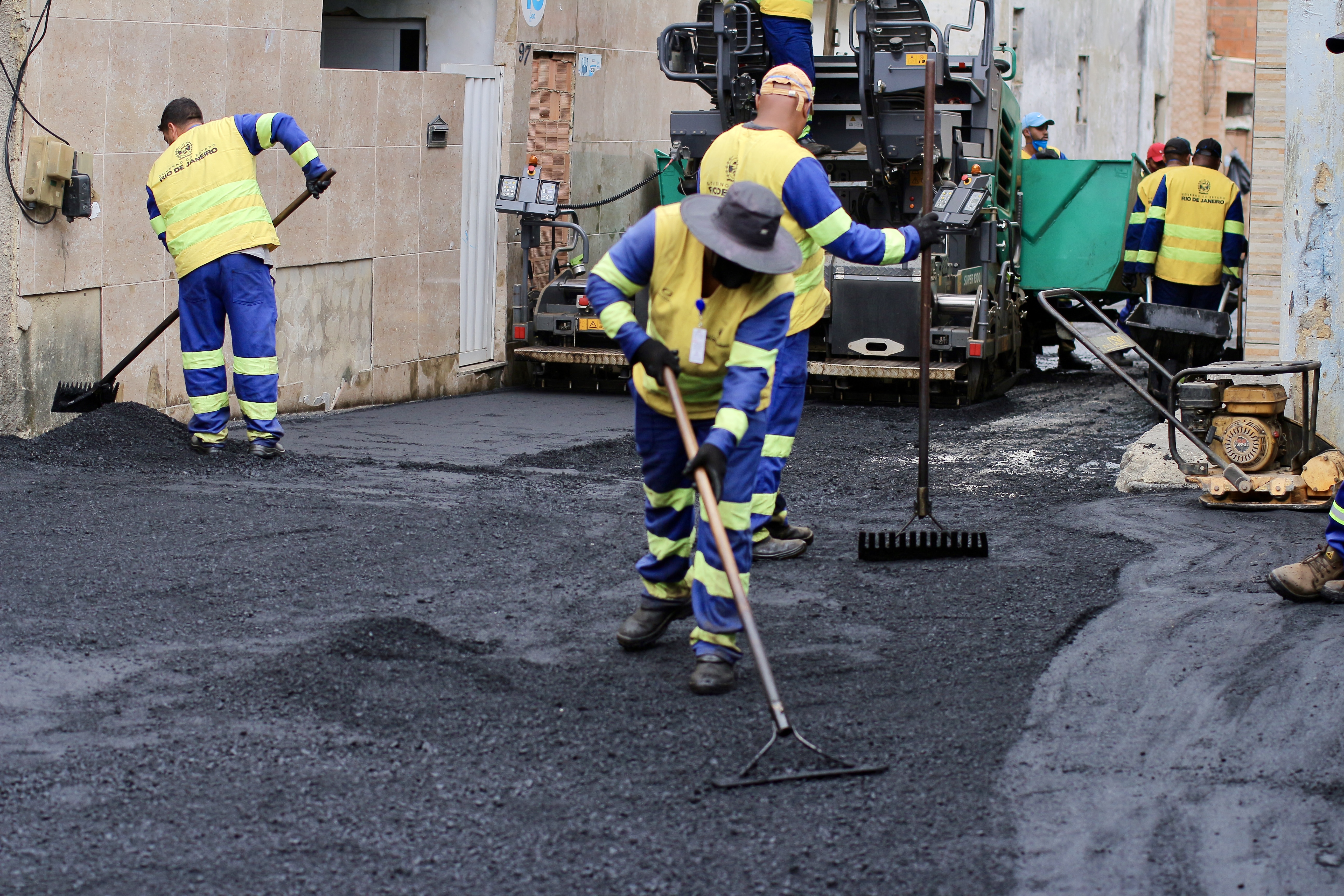 Governo do Estado avança na recuperação de vias em diversas regiões do RJ
