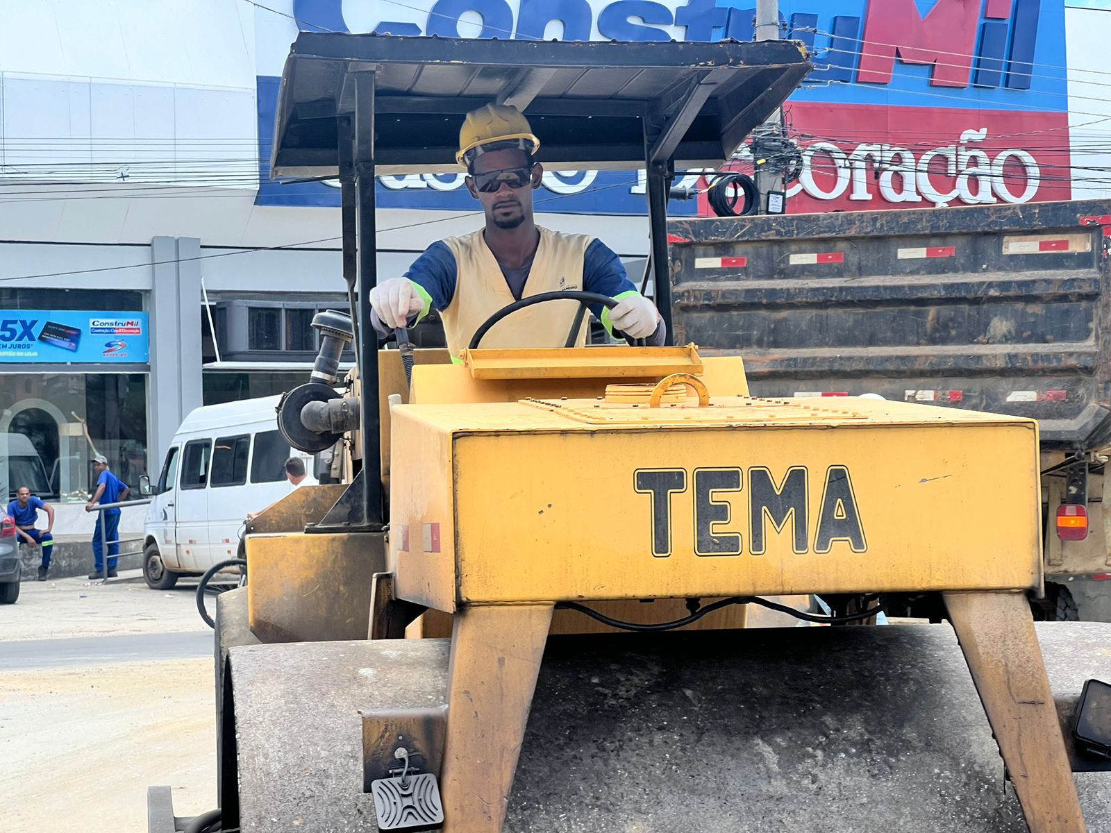 Intervenções na Avenida Zoelo Sola, em Três Rios, contou com a execução dos serviços de drenagem, pavimentação, inclusão de ciclovia, paisagismo e reurbanização