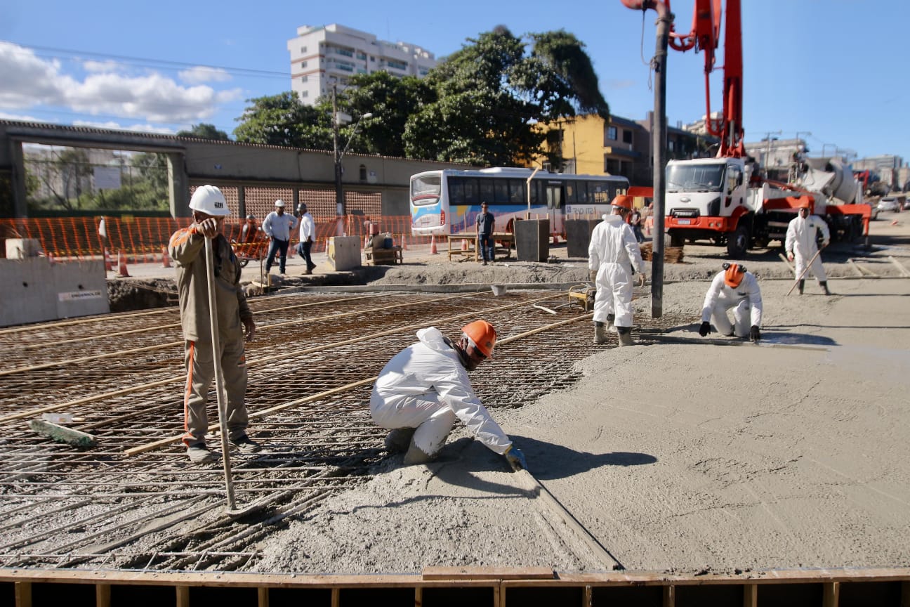 A ponte sobre o Rio Várzea, na Avenida 22 de Maio, em Itaboraí, possui 48,12m de comprimento e 13,3m de largura, com previsão de conclusão para a primeira semana de julho