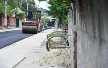 Moradores do bairro Vista Alegre, em São Gonçalo, ganham rua asfaltada no começo de 2024