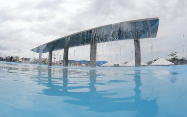 A cascata funcionará com sistema auto filtrante, de 64 metros cúbicos, e armazenada em reservatório. Vale destacar que a vazão da saída de água é de até 196,9 metros cúbicos