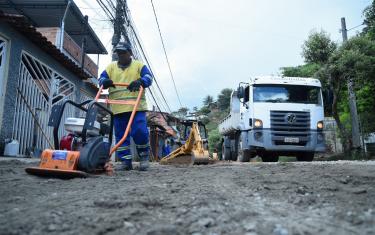 Funcionário durante as obras em Cachoeiras de Macacu 