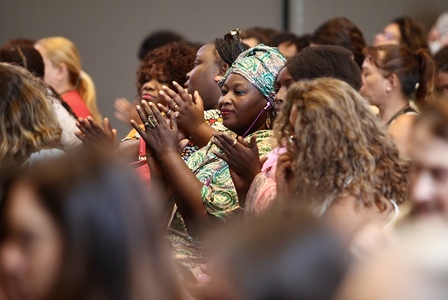 A imagem mostra mulheres aplaudindo durante o W20