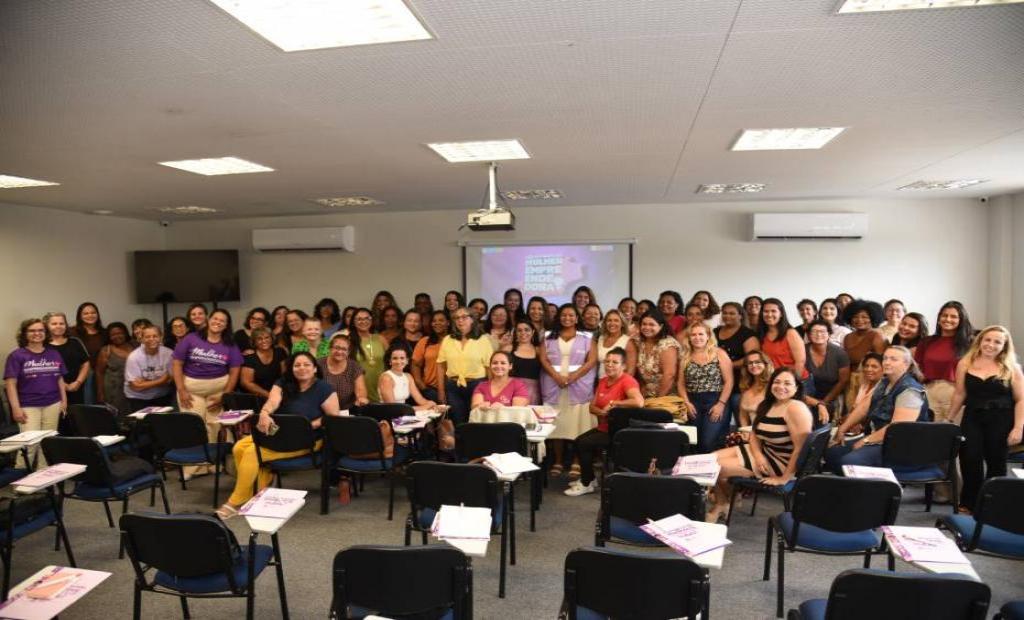 A superintendente de Autonomia Econômica da SEM-RJ, Marcele Porto, com as alunas da  Trilha Formativa, em Saquarema