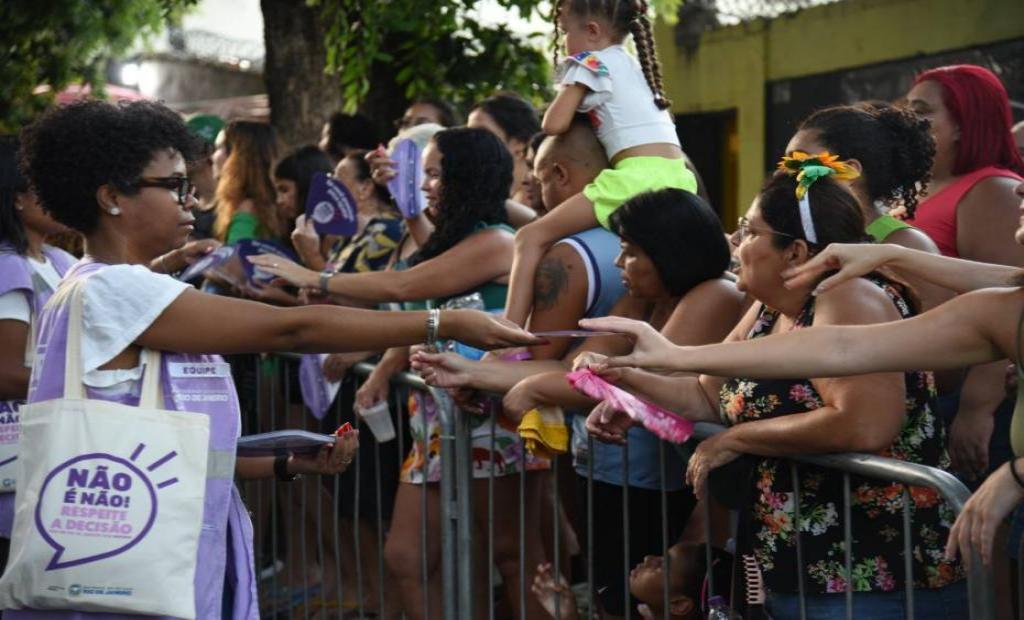 A equipe da SEM-RJ no ensaio de rua da Imperatriz Leopoldinense