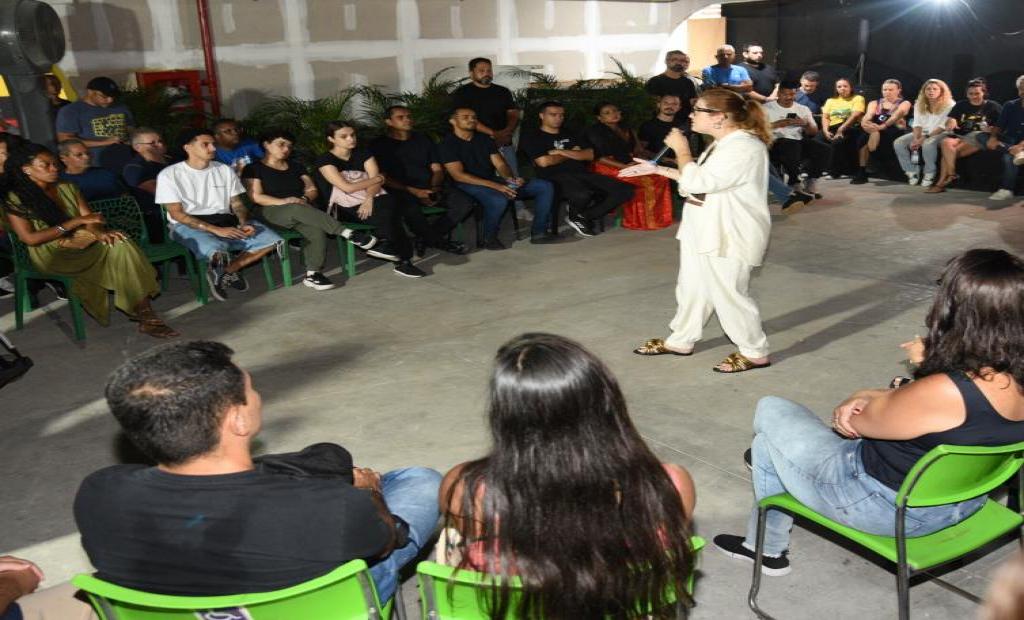 A superintendente de Enfrentamento às Violências da SEM-RJ, Giulia Luz, com os colaboradores do Folia Tropical