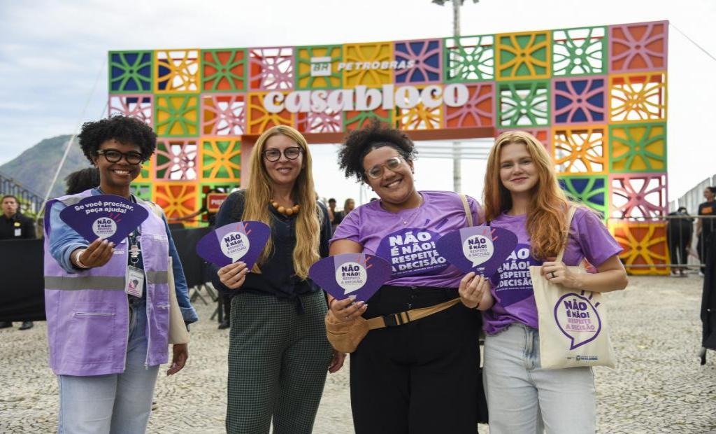 Ativação contou com sinalização estratégica, incluindo adesivagem de banheiros com orientações sobre como agir em situações de risco