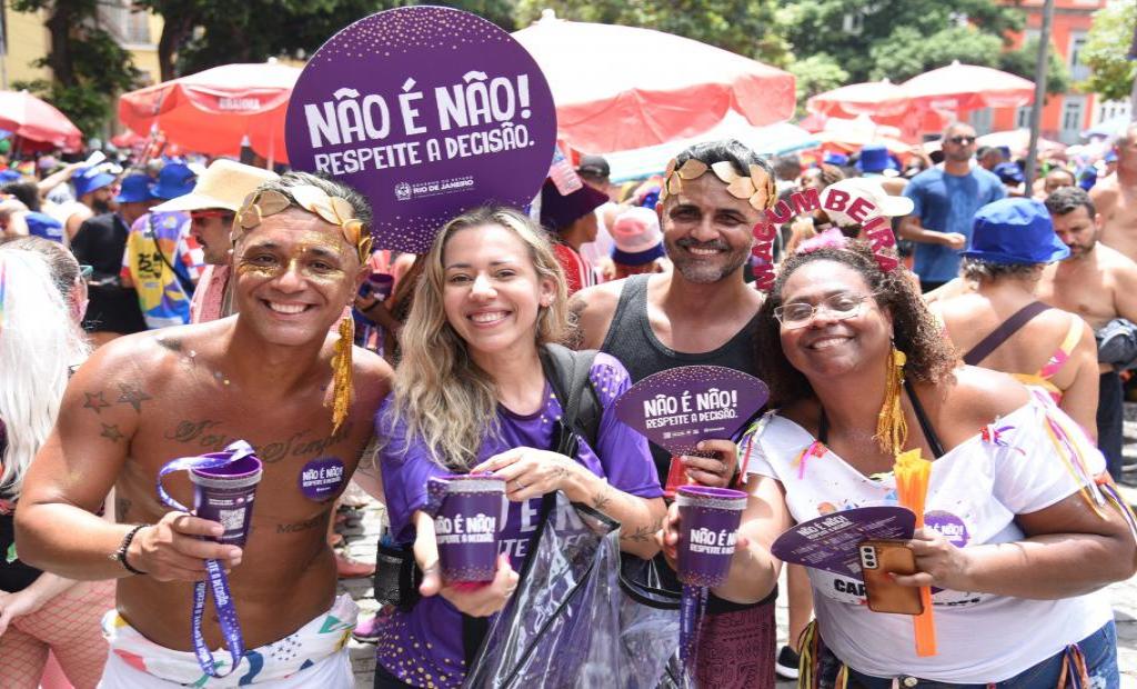 Foliões recebem informações durante bloco