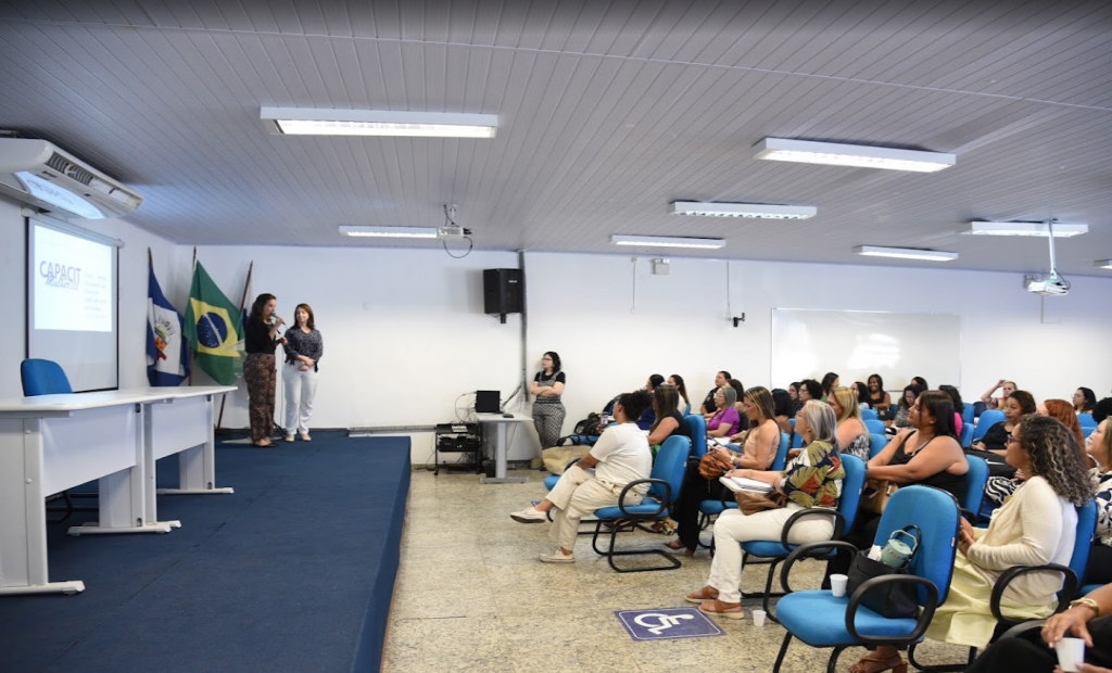 Curso capacita gestores municipais de políticas para mulheres em Cabo Frio