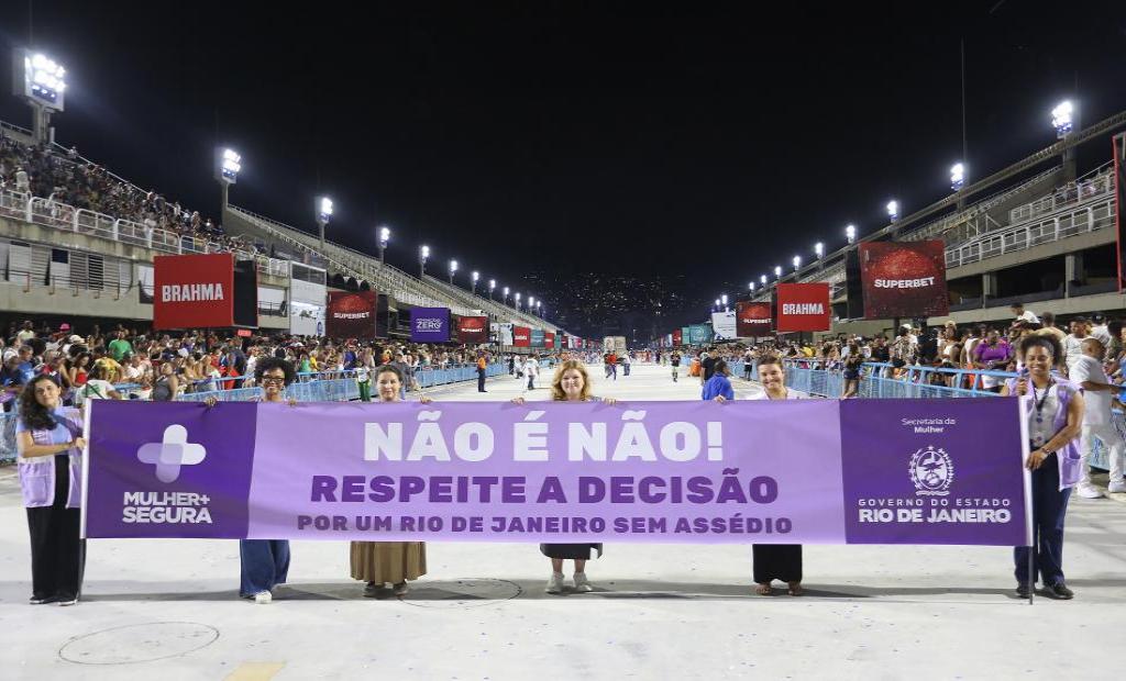 Secretaria de Estado da Mulher faz ação no Sambódromo com foco em um carnaval seguro