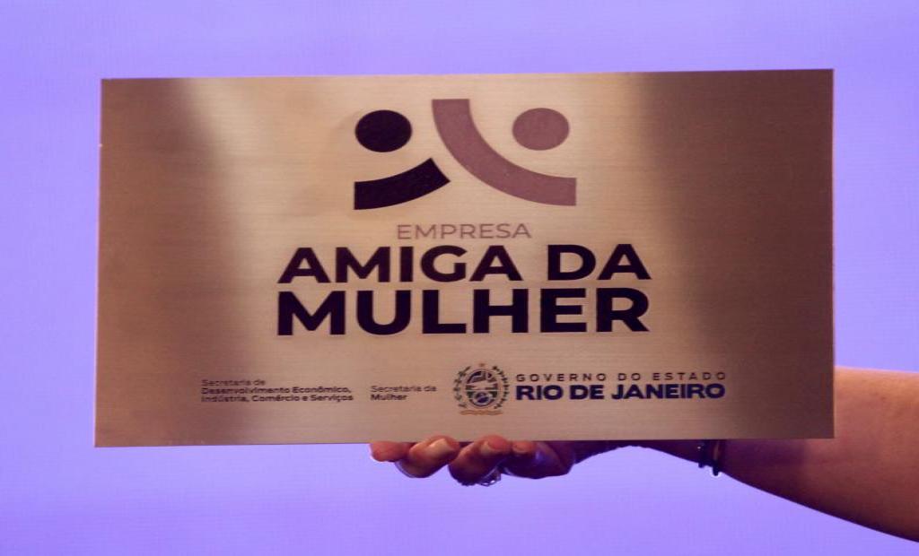 Criado pela Lei nº 9.173, o Selo incentiva e consolida práticas voltadas à equidade de gênero