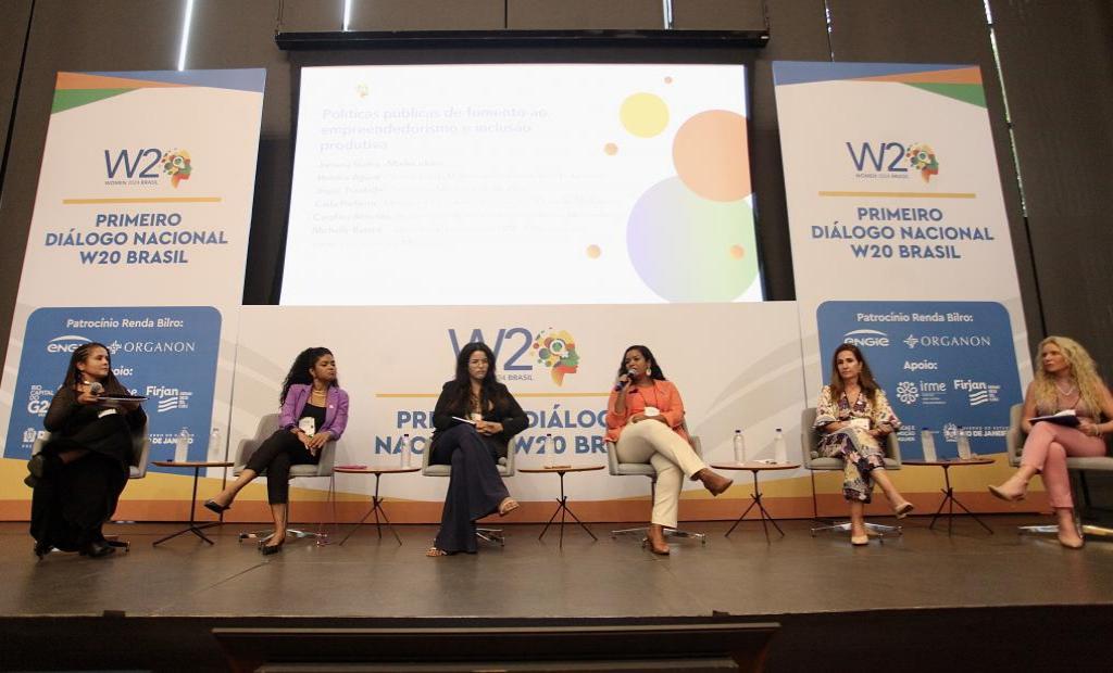 A imagem mostra seis mulheres palestrando no W20