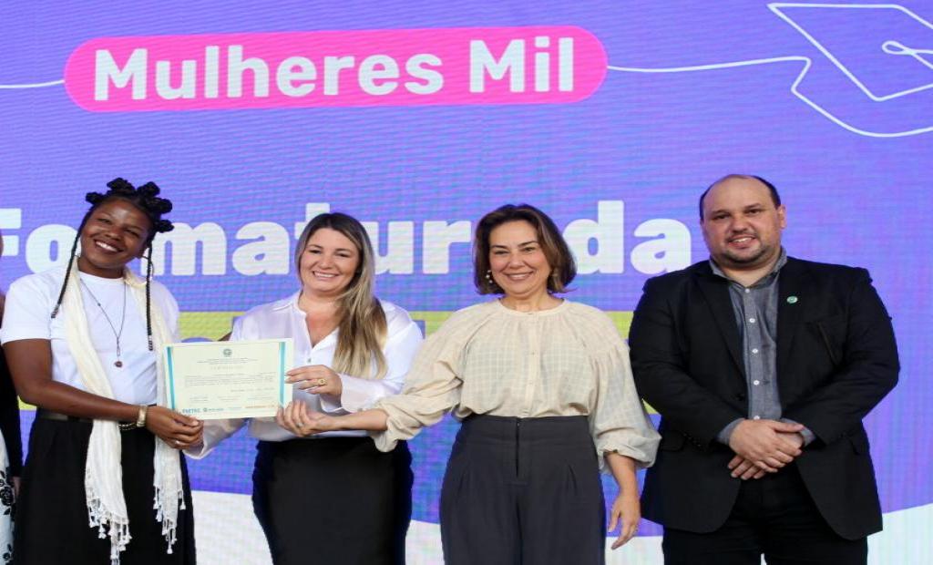 166 mulheres se formam em cursos profissionalizantes