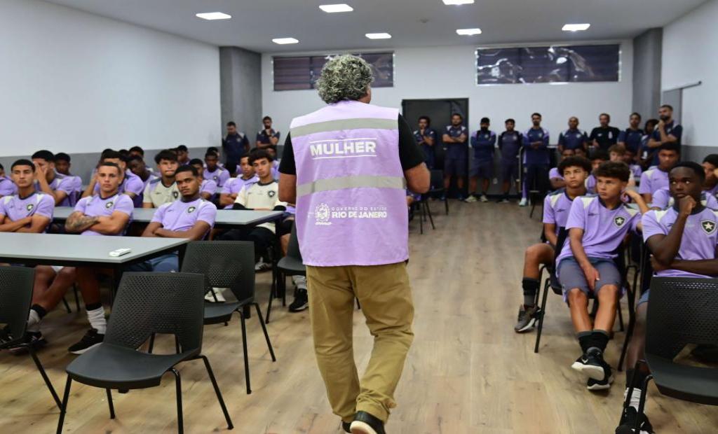 Atletas da base e do time feminino participaram de ação do projeto SerH no Estádio Nilton Santos