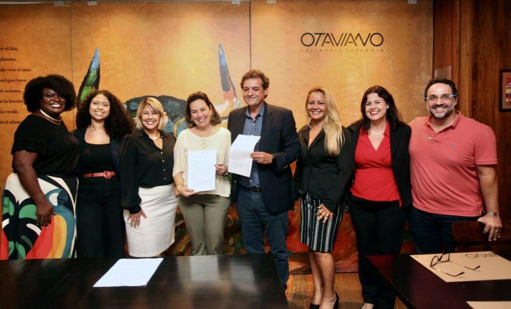 Rede hoteleira adere a protocolo de segurança da Secretaria de Estado da Mulher e à campanha Rede Mulher na Palma da Mão”