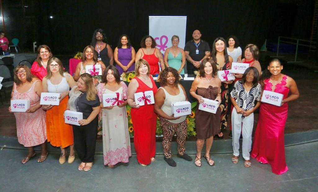 Secretaria de Estado da Mulher, Fundação Laço Rosa e Faetec formam turma do curso de perucaria