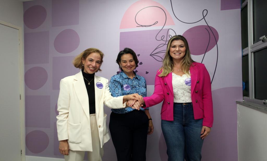 União: a médica Ana Teresa Derraik, a secretária Heloisa Aguiar e a primeira-dama Analine Castro no Espaço Violeta