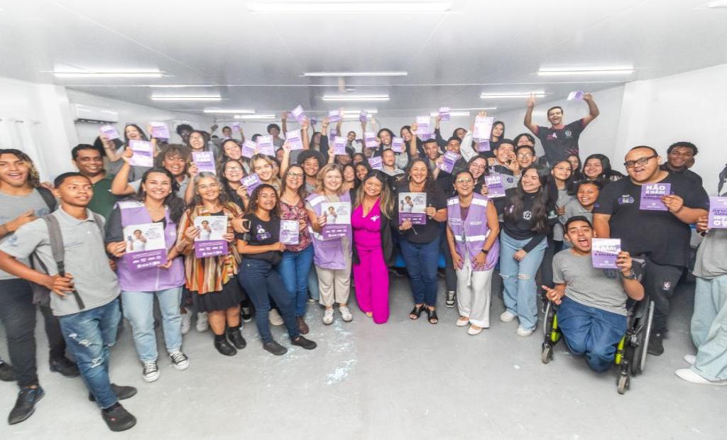 Secretaria de Estado da Mulher vai às escolas para falar com estudantes sobre violência contra meninas e mulheres