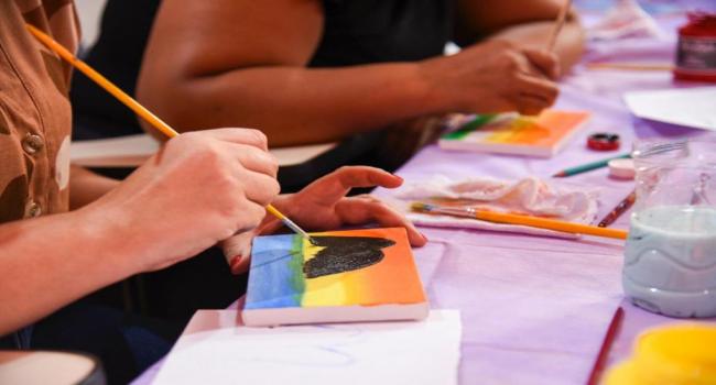 Oficina de pintura oferece acolhimento para mulheres em situação de violência