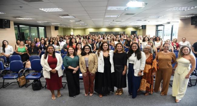 A secretária Heloisa Aguiar com a antropóloga Beatriz Accioly e as centenas de alunas do Capacit Mulher 2026