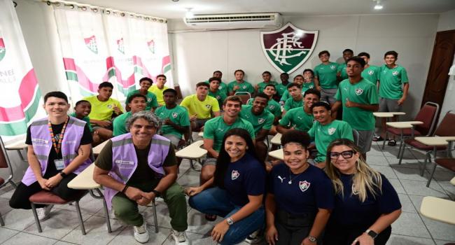 A equipe do SerH com os "Moleques de Xerém". Foto de Fernanda Sabença