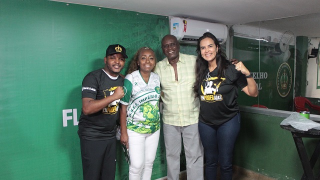 Érica Paes com diretores do Império Serrano (Foto: Reinaldo Rocha)