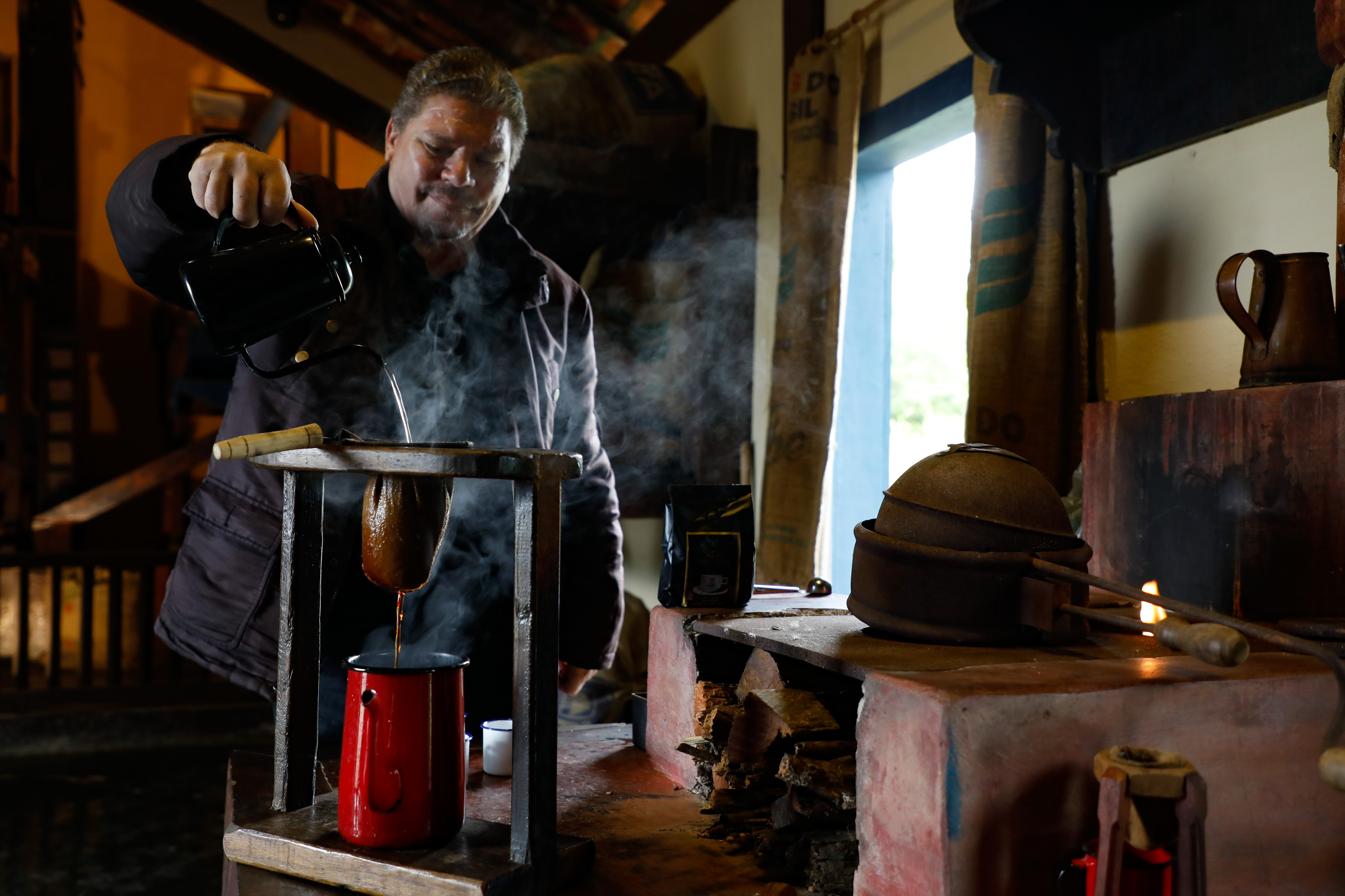 Homem fazendo café