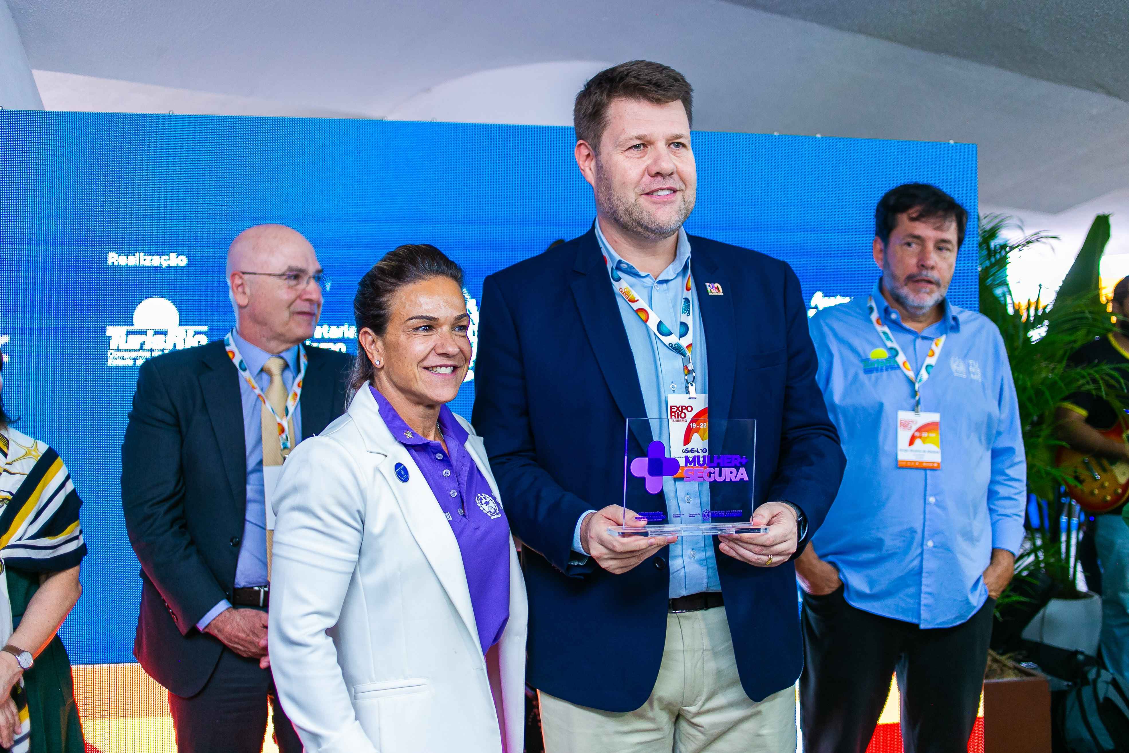 Secretário de Estado de Turismo do Rio de Janeiro, Gustavo Tutuca, e a superintendente de Enfrentamento à Violência contra a Mulher da SEM-RJ, delegada Tatiana Queiroz, no lançamento do selo Mulher + Segura_crédito Ascom Setur-RJ