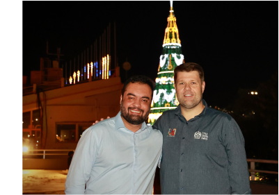 O Governador, Cláudio Castro, e o secretário de Estado de Turismo, Gustavo Tutuca, durante a inauguração da árvore
