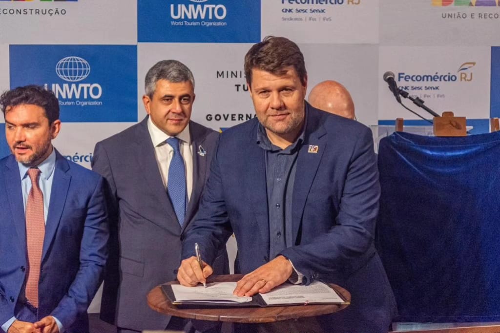 O secretário de Estado de Turismo, Gustavo Tutuca, assina o acordo de instalação regional da OMT