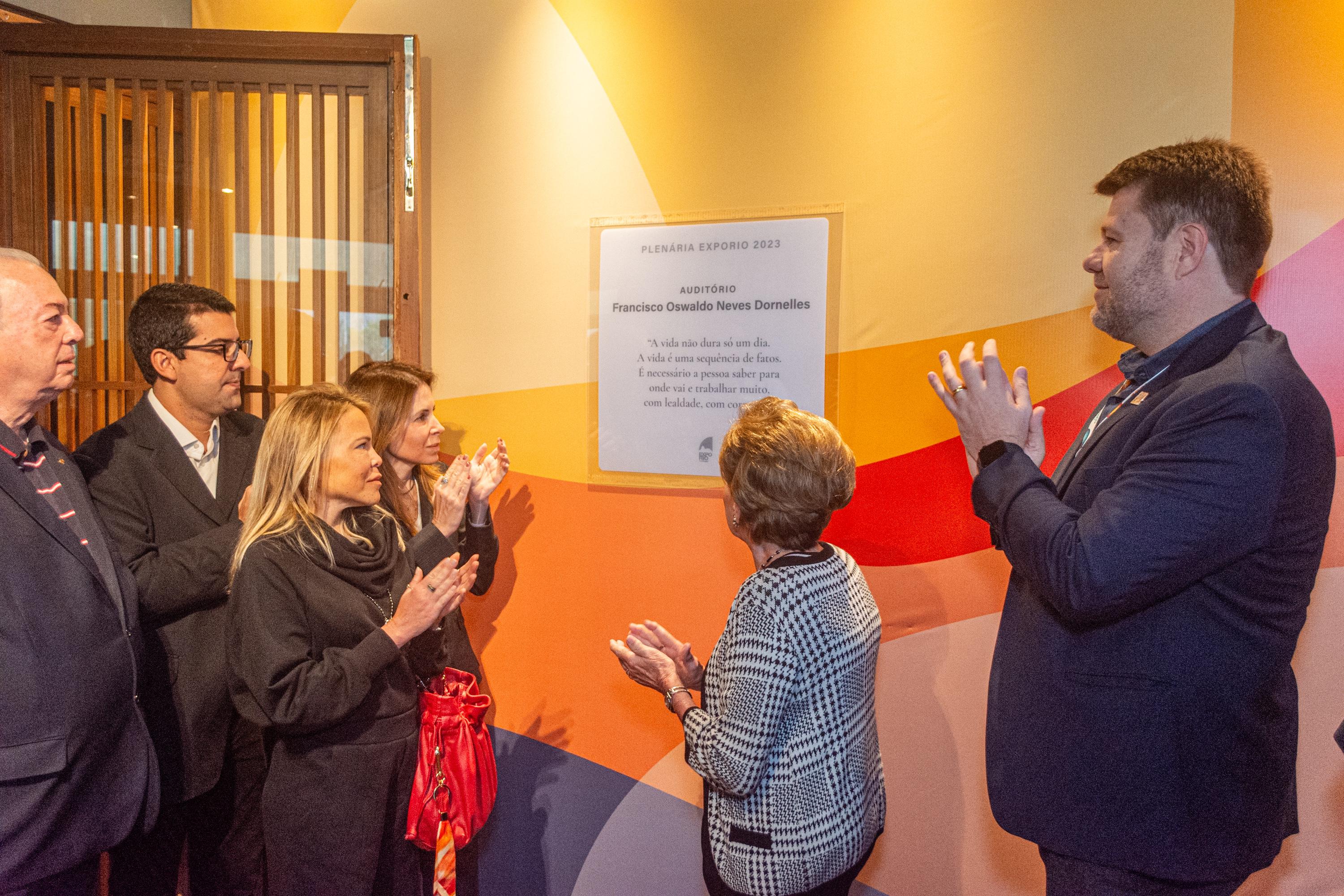 Placa do auditório Francisco Oswaldo Neves Dornelles na ExpoRio Turismo
