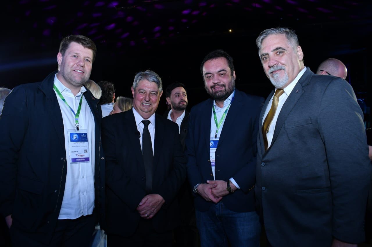 Secretário de Estado de Turismo, Gustavo Tutuca, prefeito de Gramado, Nestor Tissot, governador Cláudio Castro e presidente da Federação Nacional de Turismo, Aldo Arthur Siviero
