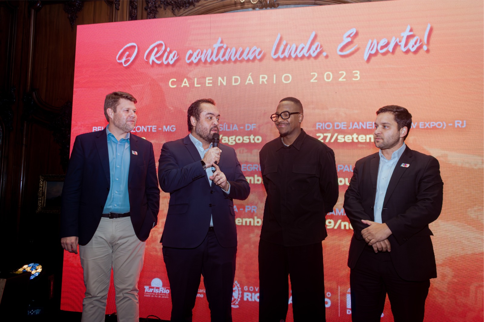 Autoridades governamentais e o embaixador do "O Rio continua lindo. E perto!" no lançamento do programa