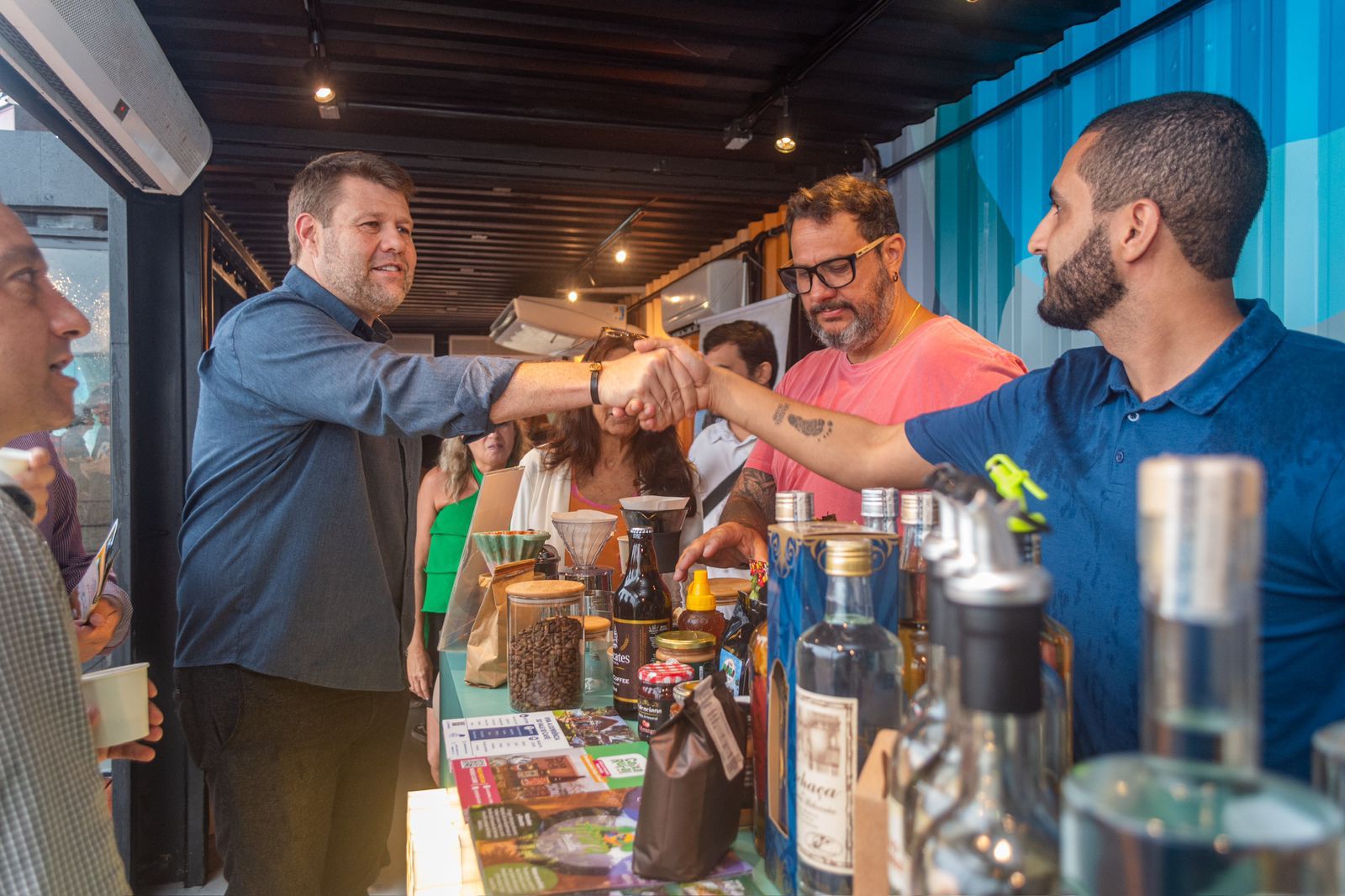 O secretário de Estado de Turismo, Gustavo Tutuca, experimenta os produtos regionais