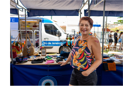 A artesã Paula Maria expõe suas peças na Feira do Artesão de Pinheiral