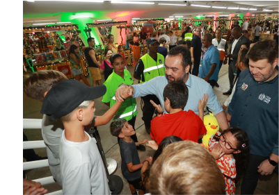 O governador Cláudio Castro cumprimenta as crianças que participavam do evento