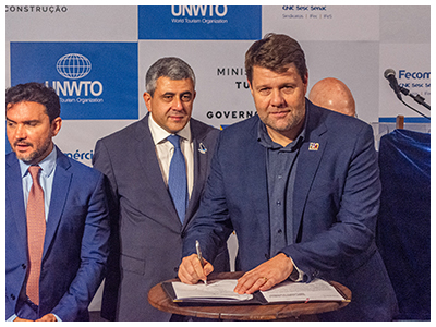O secretário de Estado de Turismo, Gustavo Tutuca, assina o acordo de instalação regional da OMT