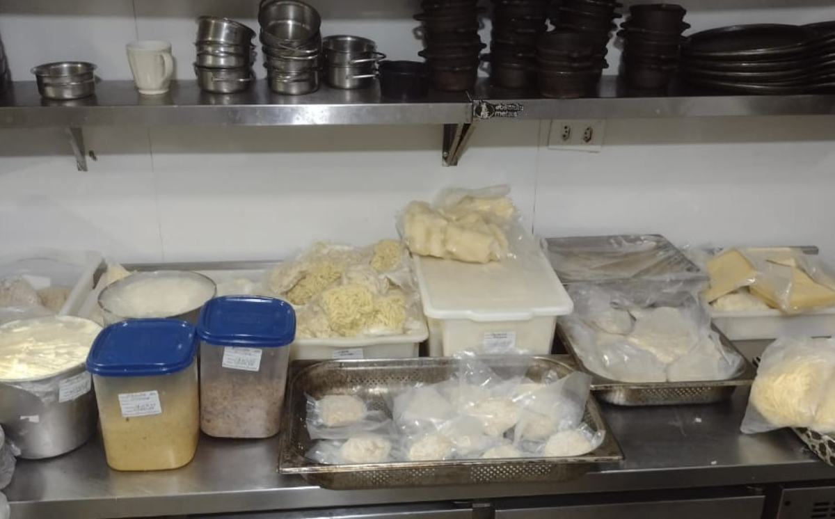 Educa Consumidor: Agentes da Secretaria de Defesa do Consumidor apreendem 80 kg de alimentos impróprios na Barra da Tijuca