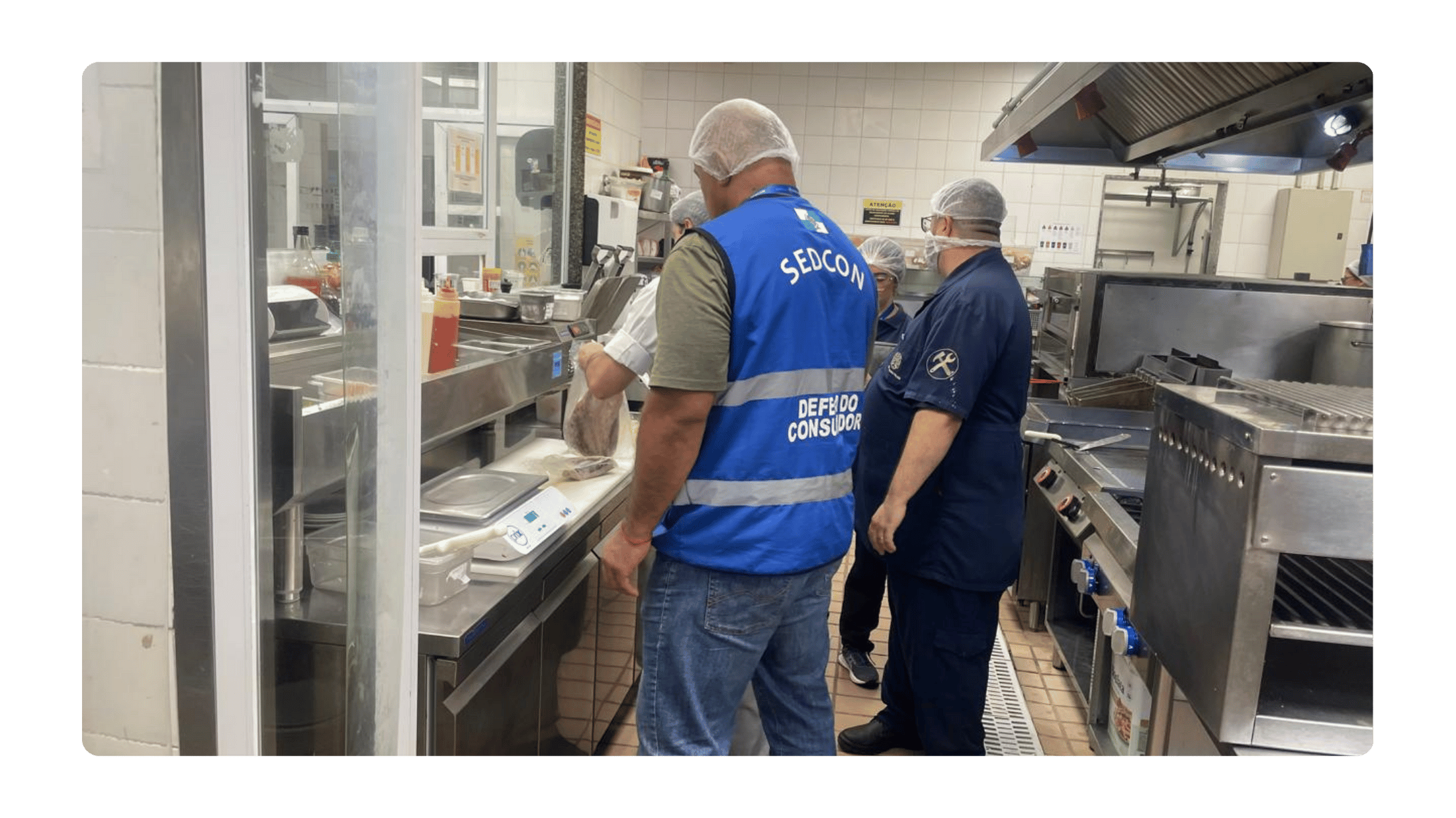 Hotéis em Copacabana são flagrados com alimentos vencidos em fiscalização