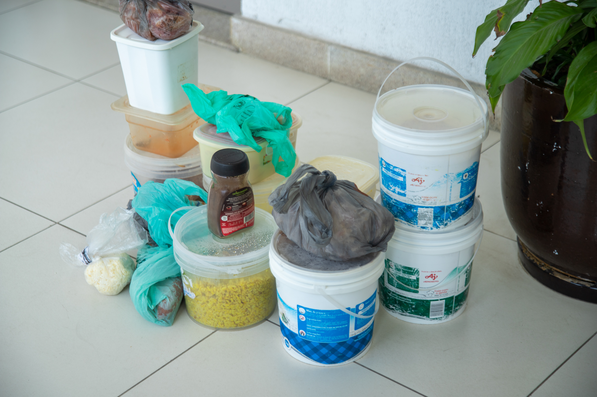 No dia 5 de julho, agentes da SEDCON autuaram uma cozinha e uma cafeteria instaladas de maneira clandestina em um prédio comercial no Recreio dos Bandeirantes. Os estabelecimentos funcionavam em conjunto e de maneira irregular em uma área de uso comum no play do prédio. Ambos foram fechados por irregularidades e falta de segurança. A diligência aconteceu graças a denúncias enviadas ao canal de atendimento ao Consumidor da Secretaria, o Fala Consumidor. Ocupantes de salas comerciais no prédio relataram à Secretaria que o recinto foi transformado de maneira improvisada em uma cozinha, o que além de ferir a legislação pelo uso indevido do local, não é permitido por colocar a segurança dos demais condôminos em risco. Havia falta de exaustores, com a presença de fogão a gás e sem equipamentos adequados, o que colocava vidas em risco. Além disso, o cheiro de comida tomava conta do prédio o dia inteiro, incomodando a todos. A equipe da SEDCON encontrou também a cozinha clandestina em péssimas condições de higiene e com alimentos mal acondicionados, em potes sem identificação ou data de validade. A cafeteria que funcionava no mesmo andar do prédio era abastecida pela cozinha, e ali também foram encontradas irregularidades, como alimentos vencidos e armazenados de maneira imprópria, arriscando a saúde de consumidores. Nem a cafeteria e nem a cozinha possuíam alvarás de funcionamento e em ambos os locais, os agentes encontraram cerca de 20kg de produtos vencidos ou sem prazo de validade, que foram descartados de maneira voluntária pelos funcionários. “E aqui fica o alerta da secretaria de estado de defesa do consumidor quanto a esse tipo de estabelecimento que representa um risco que vai além da relação de consumo: é um risco pra vida dos consumidores por estarem expostos a uma alimentação sem as condições adequadas de higiene” – declarou o Subsecretário de Defesa do Consumidor, Alessandro Carracena, que acompanhou a diligência. Foi lavrado Auto de Constatação e Notificação pela SEDCON e entregue aos responsáveis: o