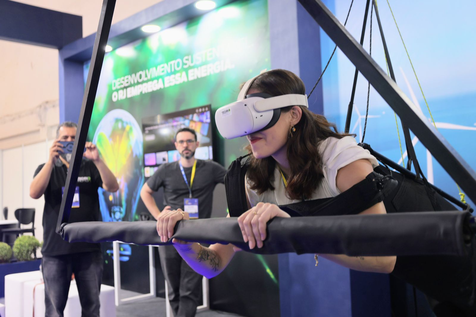 Voo virtual de asa-delta atrai visitantes para estande da Seenemar na ROG.e 2024