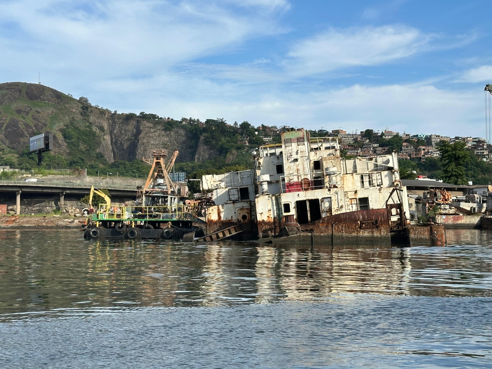Seenemar e Marinha do Brasil se unem para remoção de cascos naufragados na Baía de Guanabara