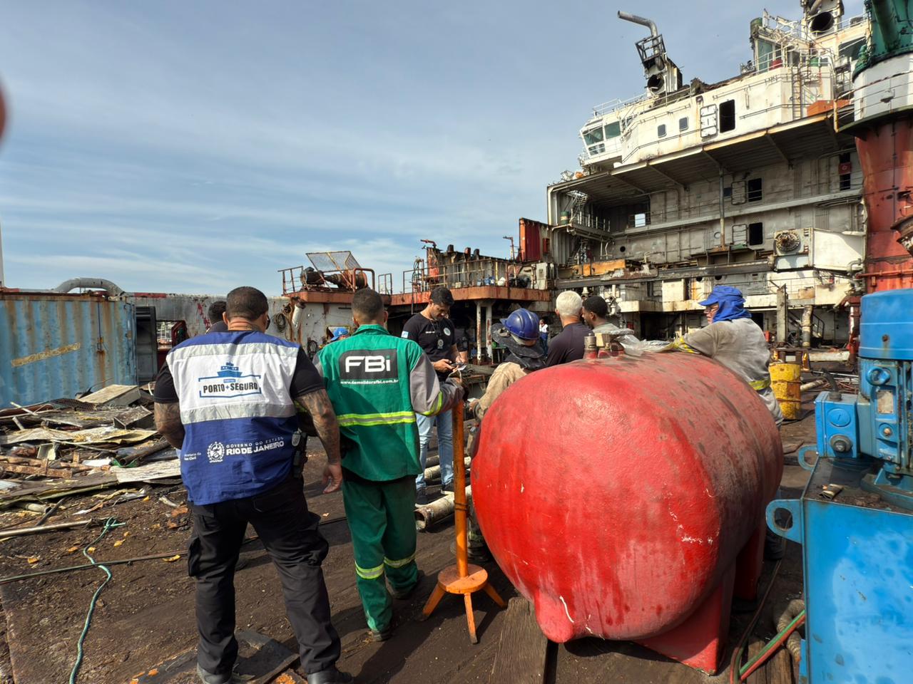 Operação Porto+Seguro, do Governo do Estado, identifica estaleiro em situação irregular na Ilha do Fundão e efetua uma prisão em flagrante