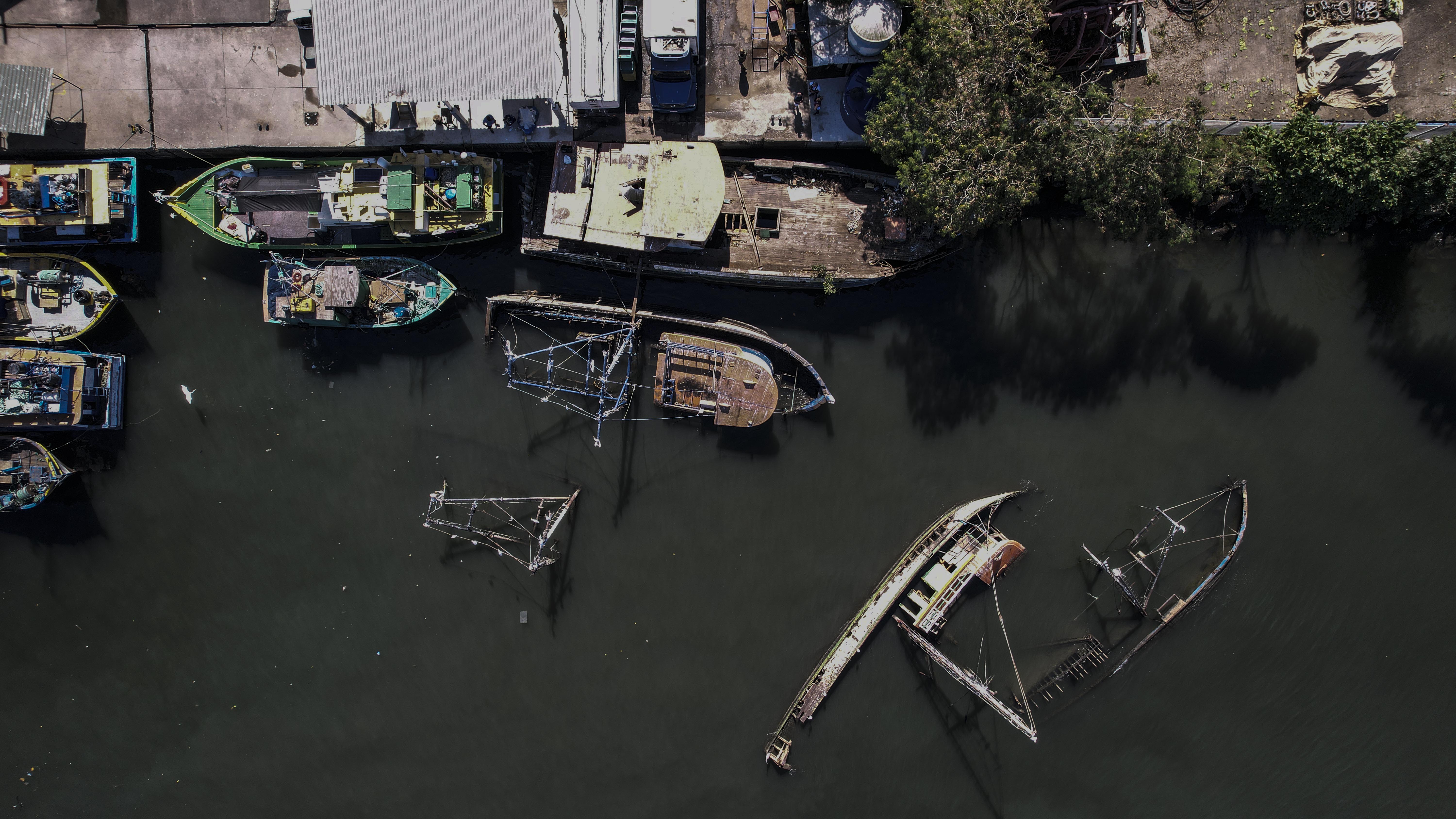 Força-tarefa inicia a retirada de mais cinco embarcações e carcaças abandonadas na Baía de Guanabara