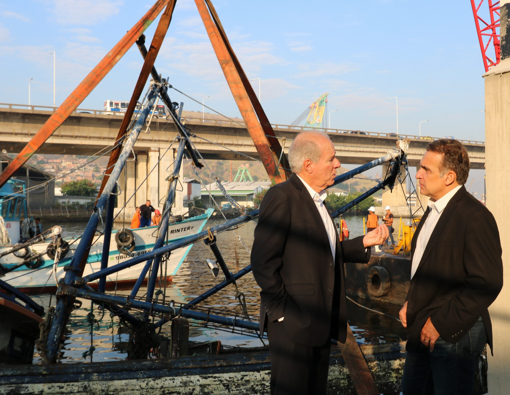 Força-tarefa inicia a retirada de mais cinco embarcações e carcaças abandonadas na Baía de Guanabara