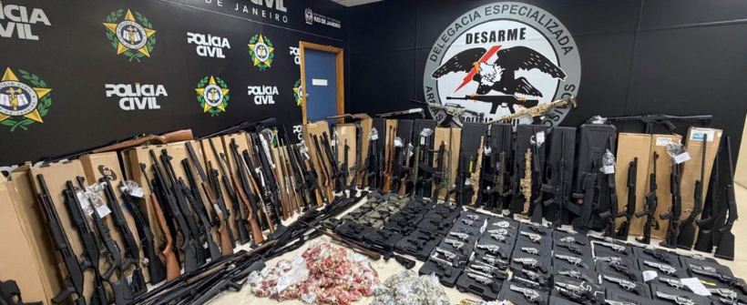 Polícia Civil apreende arsenal com centenas de armas e milhares de munições ilegais em São Gonçalo